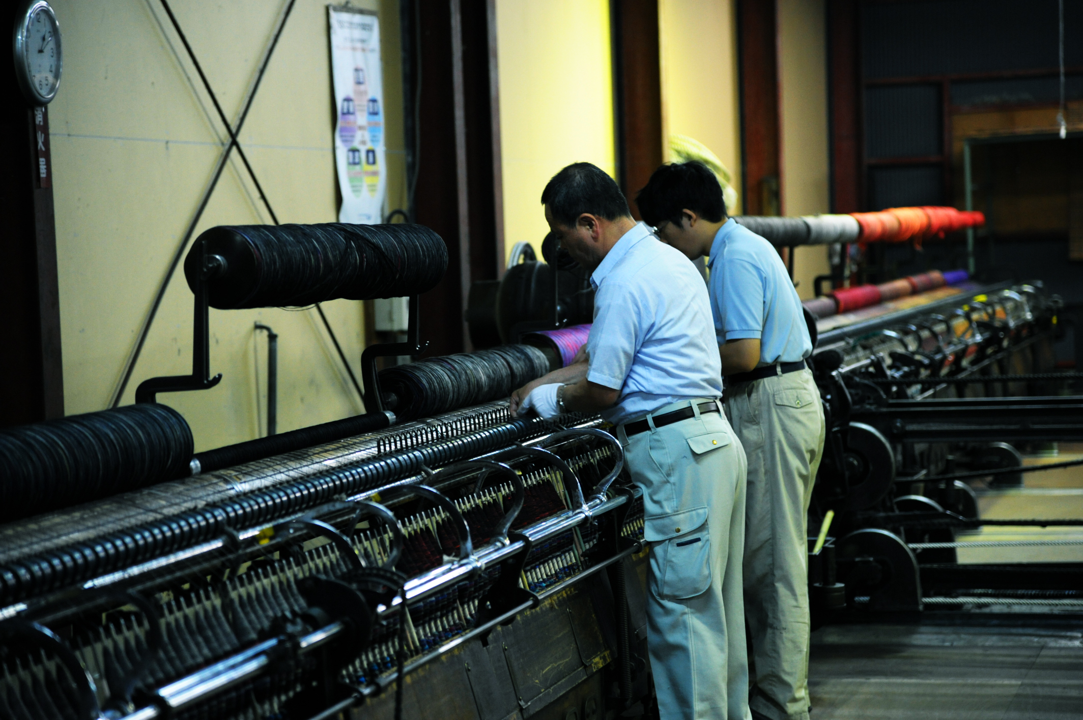 5--Mule Spinning - craftsmen connecting slivers by hands